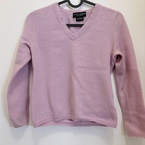 Sutton Cashmere V-Neck Cashmere Sweater in Soft Pink